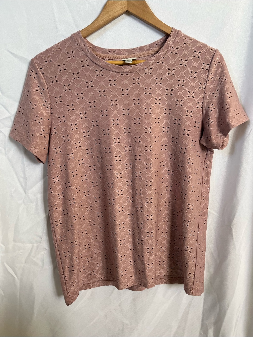 Jacqueline de Young - Women’s Short Sleeve Eyelet Tee in Dusty pink